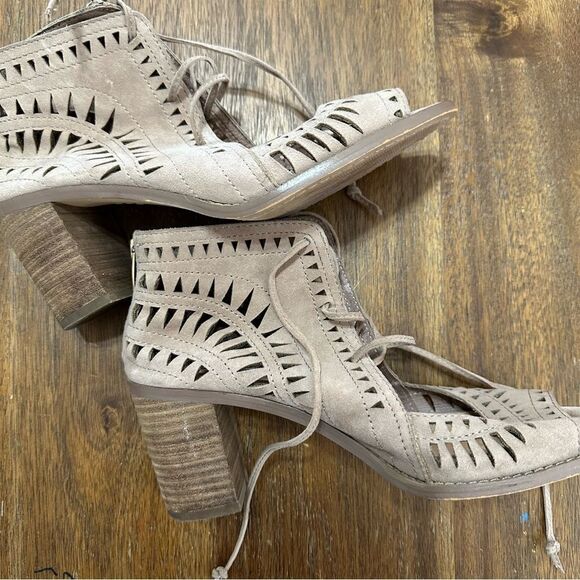 Vince Camuto Size 8 Tarita Suede Lace Up Heels - Picture 3 of 7